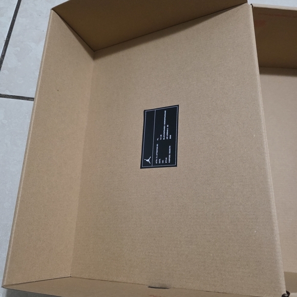 Empty Shoe Box - Picture 7 of 7